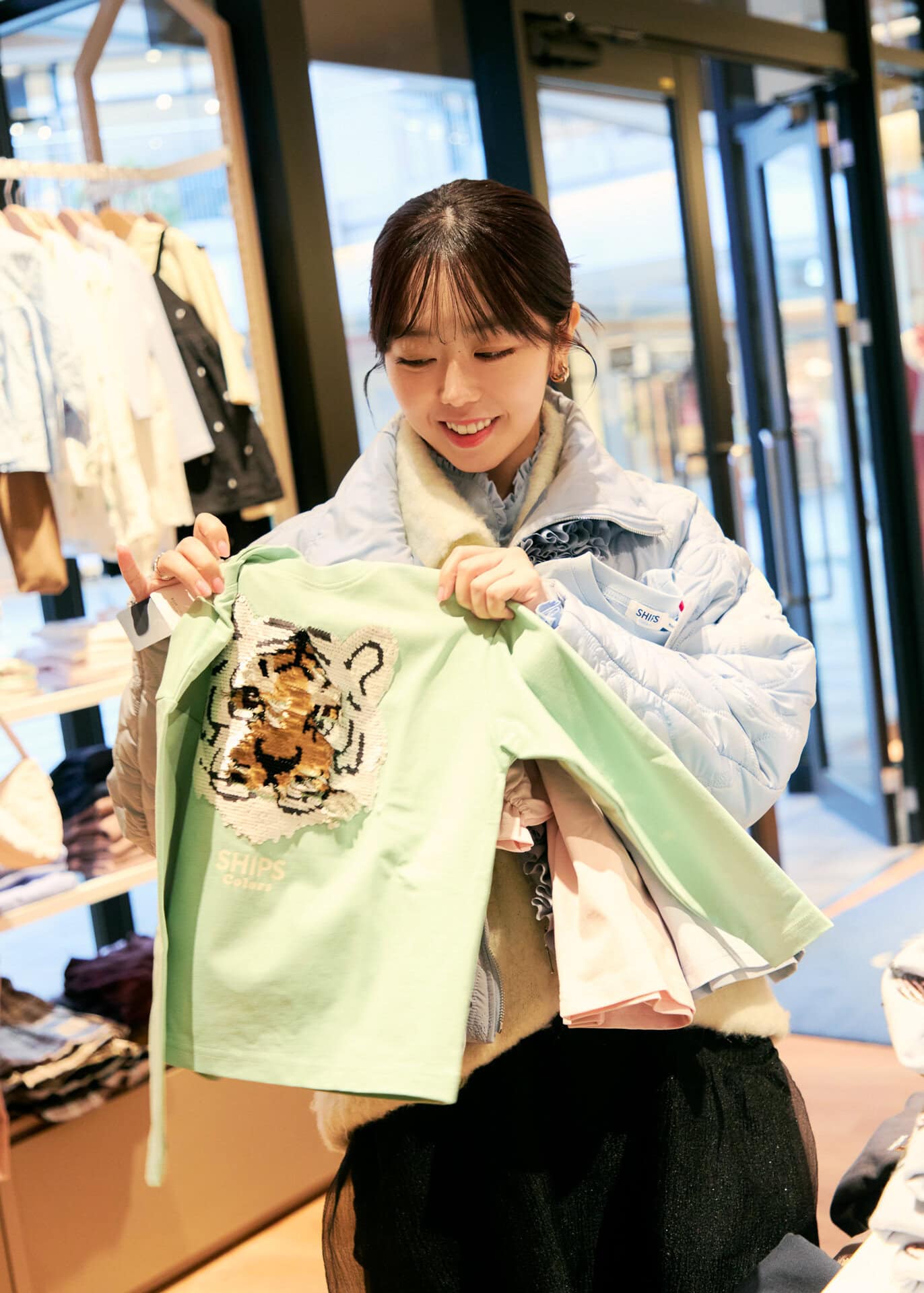 「子どもが着たら喜びそう！」と、虎のスパンコール付きトップスをゲット。普段は躊躇しがちなアイテムもアウトレット価格ならOK。