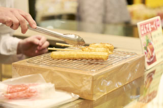 一番人気は、ほたてやエビの練り物をパンで巻いて揚げた「ぱんでまーく」￥400