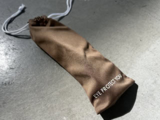 さらにさらに！ なんとサングラスを収納できる巾着ケース付き！ しかもこれ、メガネ拭きにもなる超便利アイテムなんです。取り出す際にさっとレンズを拭けるので、洋服の袖口でレンズを拭く機会がめっきり少なくなりました。他のサングラスにも活用したいくらいお気に入り。かさばらないのでバッグに入れて持ち歩く際にもかなり重宝しますよ！