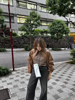 ぶら下げておけばいつでも取り出せて便利。ストラップの長さはロープを結ぶ位置で調節可能です。大人はもちろん、お子様にも。