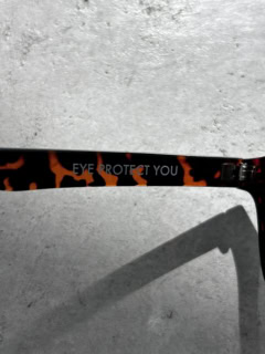 内側には「EYE PROTECT YOU」のメッセージ入り。