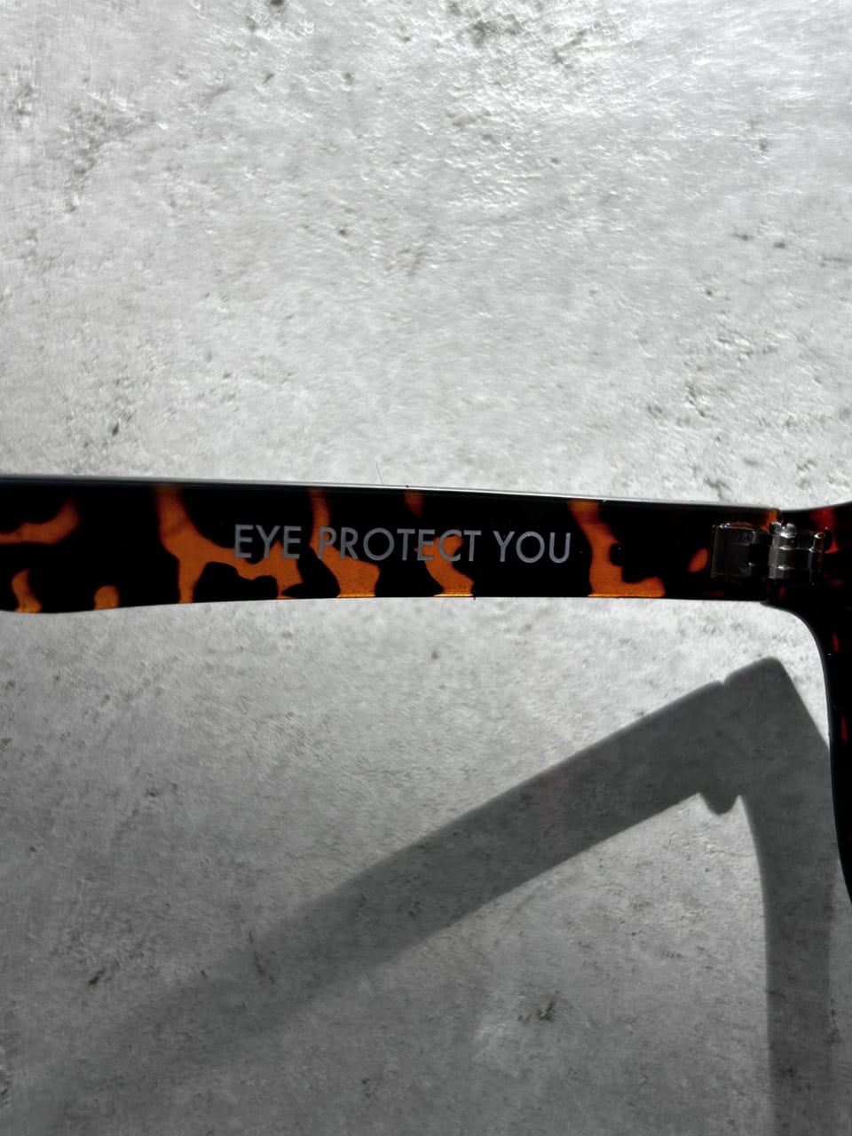 内側には「EYE PROTECT YOU」のメッセージ入り。