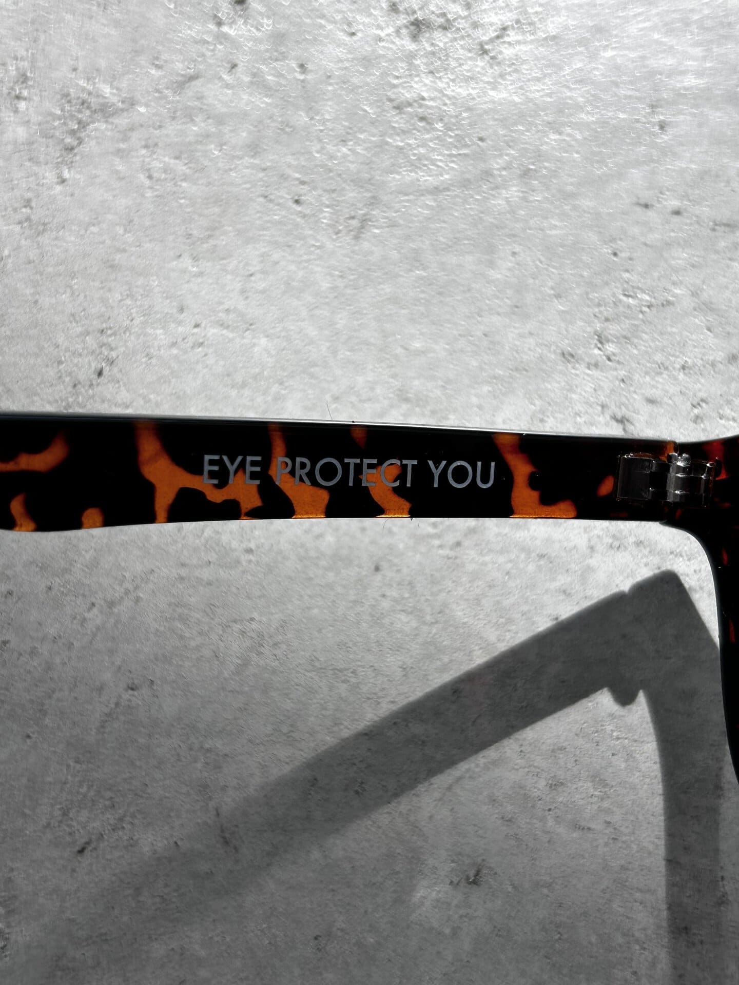 内側には「EYE PROTECT YOU」のメッセージ入り。