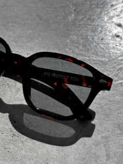 今年はさらに、フレームにブラウンのべっこうをセレクト！ ダークなブラウンをベースにしたので主張しすぎることもなく、ほどよい存在感でいろんなコーデにあわせやすいかと思います。これ、黒ブチよりもさりげなくヌケ感が出るんです。