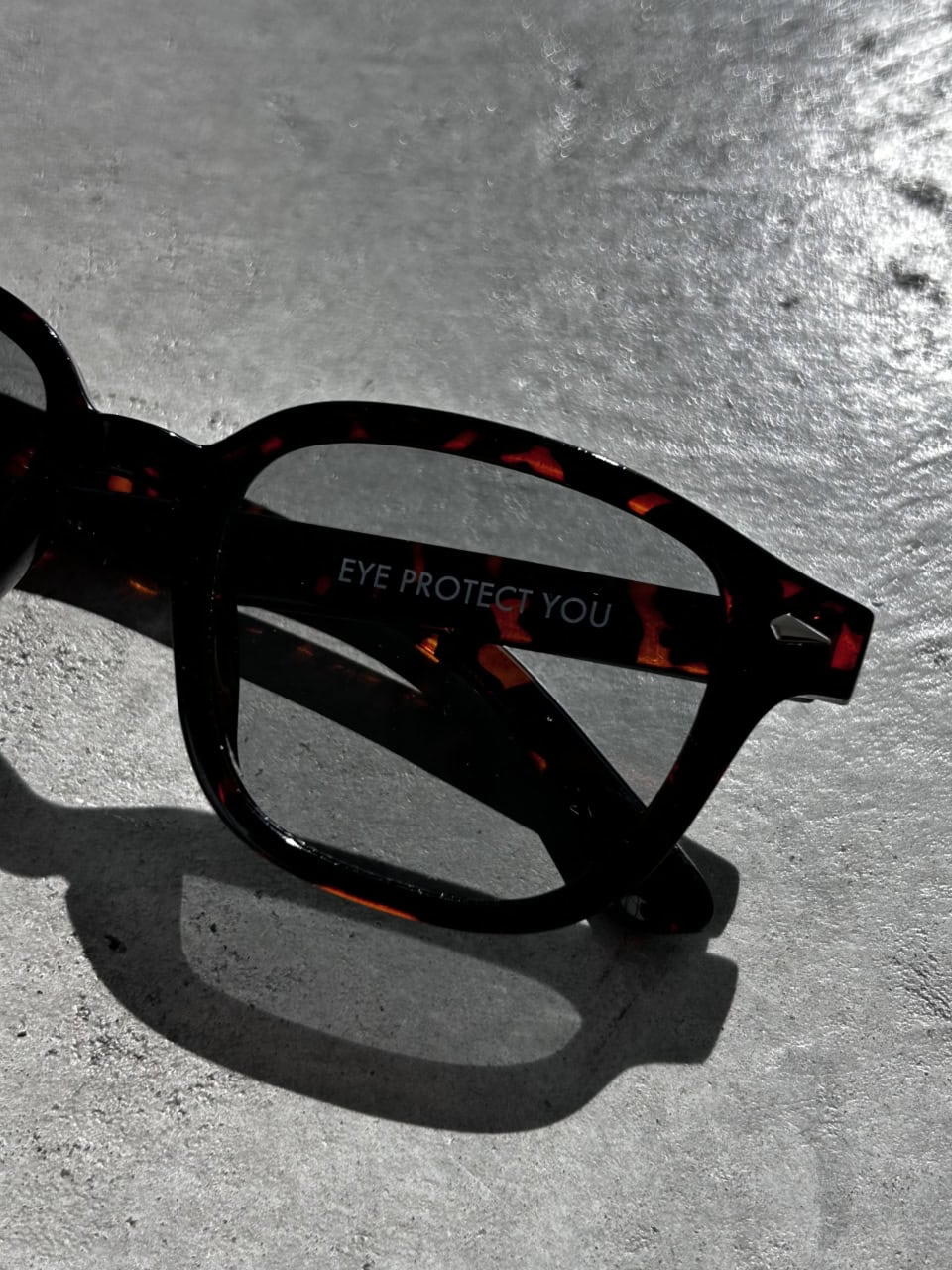 今年はさらに、フレームにブラウンのべっこうをセレクト！ ダークなブラウンをベースにしたので主張しすぎることもなく、ほどよい存在感でいろんなコーデにあわせやすいかと思います。これ、黒ブチよりもさりげなくヌケ感が出るんです。