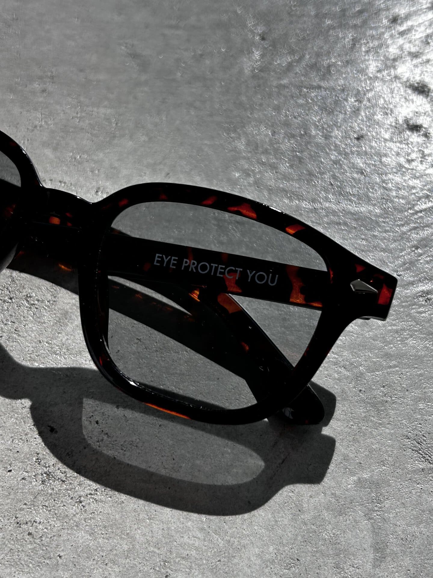 今年はさらに、フレームにブラウンのべっこうをセレクト！ ダークなブラウンをベースにしたので主張しすぎることもなく、ほどよい存在感でいろんなコーデにあわせやすいかと思います。これ、黒ブチよりもさりげなくヌケ感が出るんです。