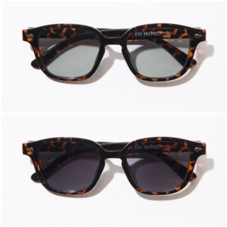 レンズの色は紫外線に当たると薄いグレーから濃いグレーへと変化。室内や屋外でも取り外すことなく使えます。紫外線にあてても肌がほんのり透けて見える濃さなので、なじみやすさもGOOD。