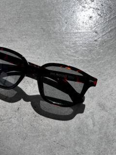 紫外線透過率0.00％なので、これさえあれば夏の強い日差しでも安心！ フレームは誰にでもなじみやすいウェリントン型を今年も採用しました。少しだけ大きめなので、小顔見えもバッチリ◎。撮影現場に持っていくと「本当に誰にでも似合う！」とメンズウィメンズ問わず大人気なんです。アウトドアはもちろん、普段使いにも。