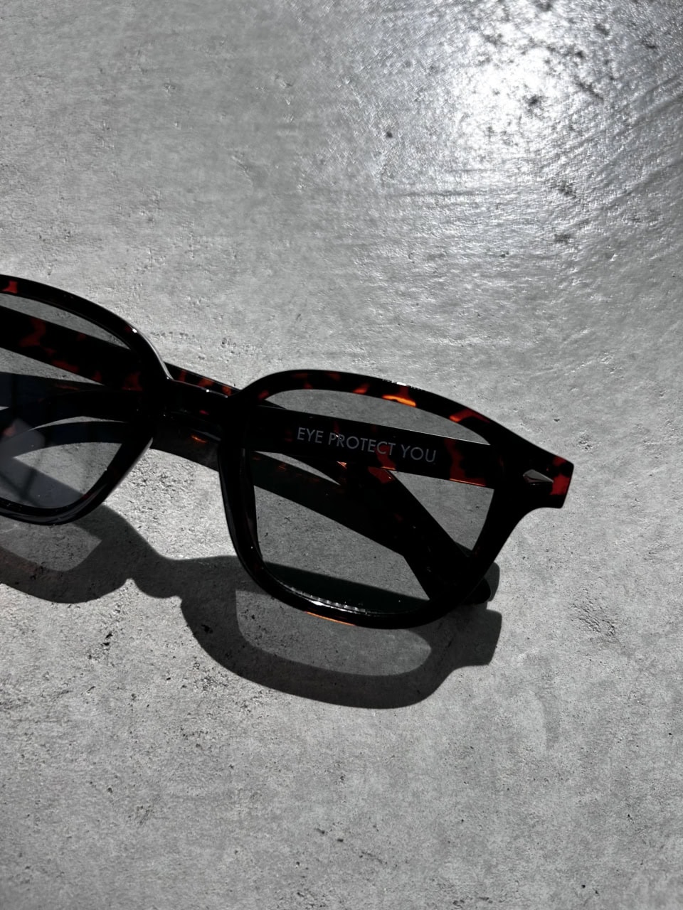 紫外線透過率0.00％なので、これさえあれば夏の強い日差しでも安心！ フレームは誰にでもなじみやすいウェリントン型を今年も採用しました。少しだけ大きめなので、小顔見えもバッチリ◎。撮影現場に持っていくと「本当に誰にでも似合う！」とメンズウィメンズ問わず大人気なんです。アウトドアはもちろん、普段使いにも。