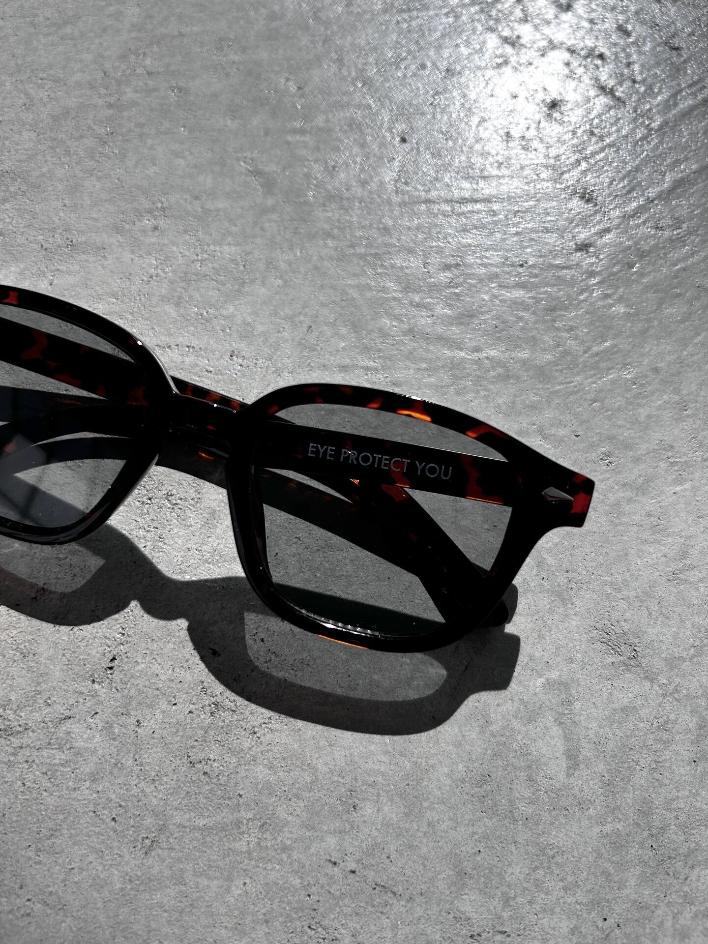 紫外線透過率0.00％なので、これさえあれば夏の強い日差しでも安心！ フレームは誰にでもなじみやすいウェリントン型を今年も採用しました。少しだけ大きめなので、小顔見えもバッチリ◎。撮影現場に持っていくと「本当に誰にでも似合う！」とメンズウィメンズ問わず大人気なんです。アウトドアはもちろん、普段使いにも。