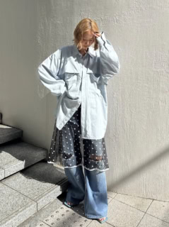 オーバーサイズジャスとダメージデニムというラフな印象のスタイリングを、ドット使いがトレンド感たっぷりのシアースカートで一気に旬顔に。シャツのこなれた着こなし方も含め、大人カジュアルの参考にしたい！