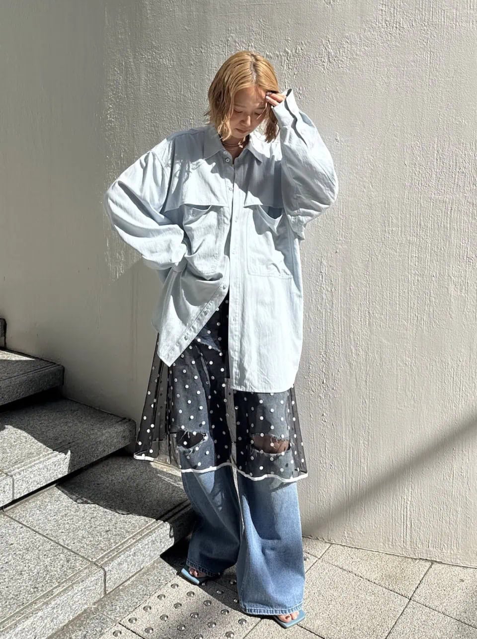 オーバーサイズジャスとダメージデニムというラフな印象のスタイリングを、ドット使いがトレンド感たっぷりのシアースカートで一気に旬顔に。シャツのこなれた着こなし方も含め、大人カジュアルの参考にしたい！