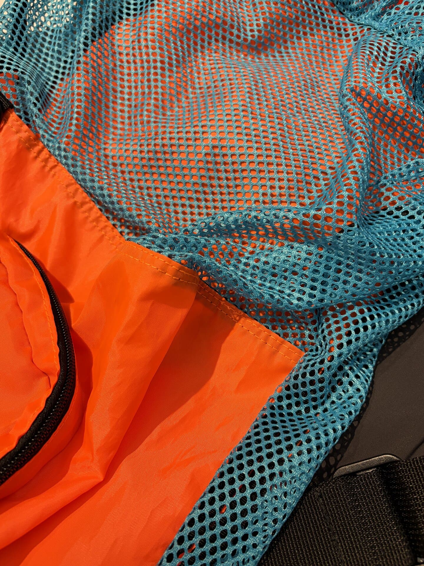 オレンジと水色の洒落た配色が本当に好き♡ 背負っているだけで元気も出るんです！