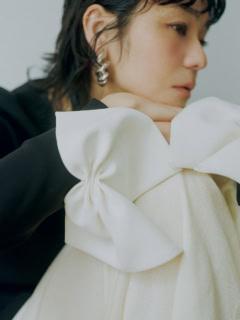 トップス¥39,600（ルル・ウィルビー／アルアバイル）、スカート¥111,870※参考価格（ビエロ）、ピアス※片耳売り各¥58,300（共にマリア ブラック／マリア ブラック 表参道店）