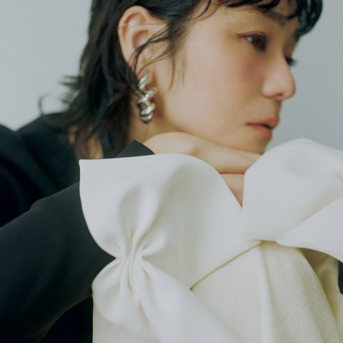 大胆に投入すればエレガントに!【大ぶりリボン】は適度なヌケ感を意識するとデイリーに使えます