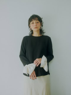 トップス¥39,600（ルル・ウィルビー／アルアバイル）、スカート¥111,870※参考価格（ビエロ）、ピアス※片耳売り各¥58,300（共にマリア ブラック／マリア ブラック 表参道店）