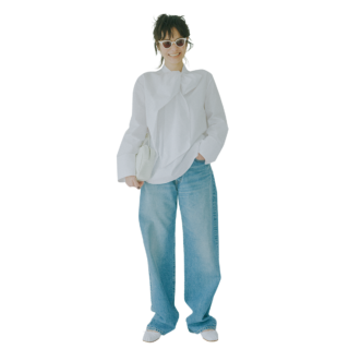 ボウタイブラウス¥7,990（ザラ／ザラ カスタマーサービス）、デニムパンツ¥30,800（ザ シンゾーン／シンゾーン 表参道本店）、サングラス¥48,400（プロポ／プロポデザイン）、バッグ※別注¥47,300（アエタ／スーパー エー マーケット 青山）、シューズ¥42,900（スペルタ／フラッパーズ）