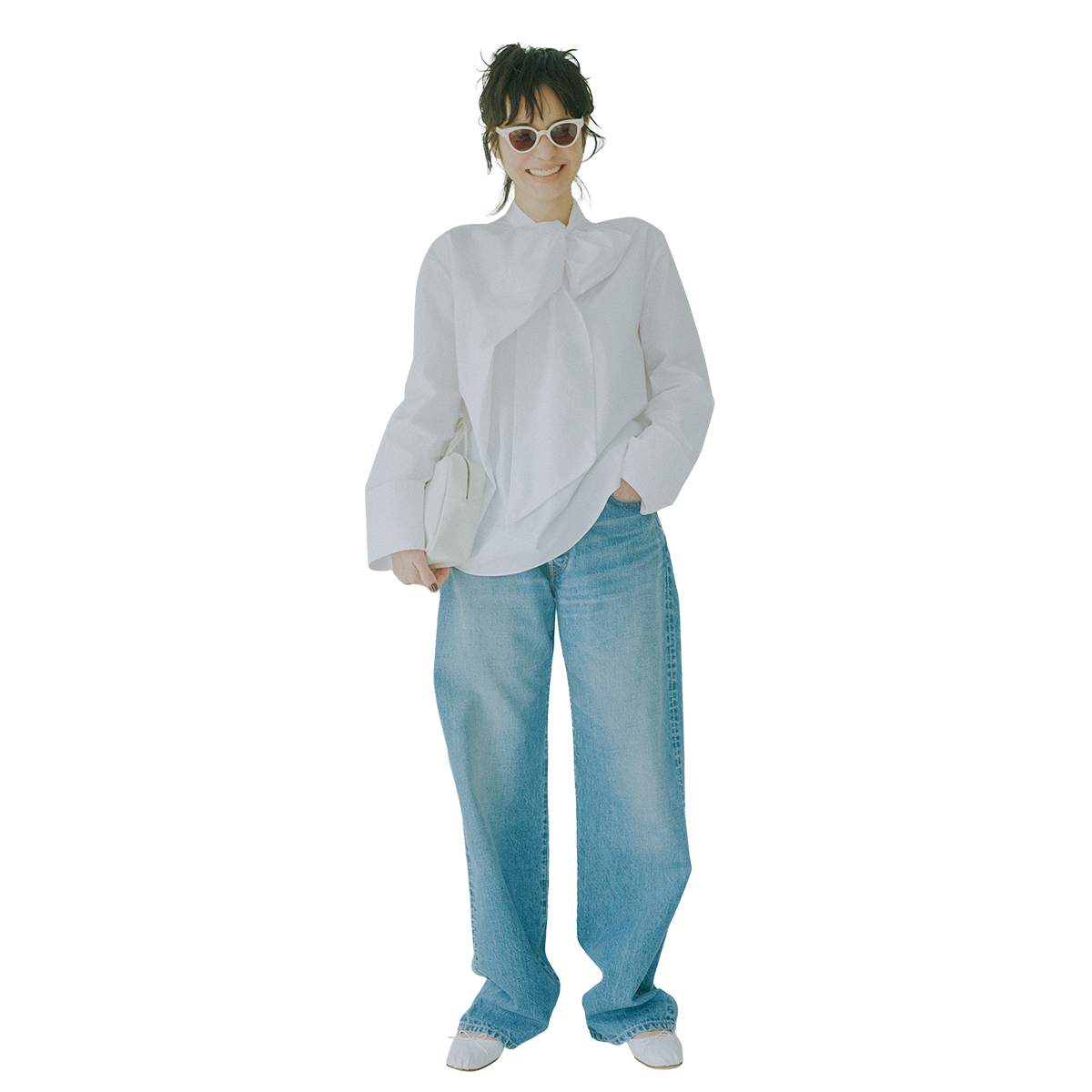 ボウタイブラウス¥7,990（ザラ／ザラ カスタマーサービス）、デニムパンツ¥30,800（ザ シンゾーン／シンゾーン 表参道本店）、サングラス¥48,400（プロポ／プロポデザイン）、バッグ※別注¥47,300（アエタ／スーパー エー マーケット 青山）、シューズ¥42,900（スペルタ／フラッパーズ）