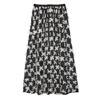 大胆なメニーリボン。¥55,000（イウエン マトフ／ユナイテッドアローズ 渋谷スクランブルスクエア店）