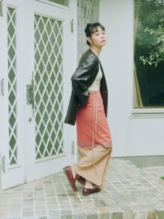 スカート¥20,900(SEA/エスストア)、ジャケット¥49,500(プランクプロジェクト/プランクプロジェクト 青山店)、トップス¥18,150、下に着たスカート¥22,770(共にベースレンジ/ベースレンジ ジャパン)、ピアス¥19,800(メラキ/フラッパーズ)、ローファー¥44,000(パラブーツ/パラブーツ青山店)