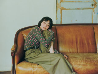 トップス¥24,200(ホリデイ/ホリデイ/フラッグシップサロン オフィス)、パンツ¥30,800(ハイク)、ピアス¥52,800、ネックレス¥104,500(共にエンド カスタム ジュエラーズ × ハイク/全てボウルズ)、ベルト¥14,080(オブラダ/CINCH)、パンプス¥16,500(ル タロン/ル タロン 有楽町マルイ店)