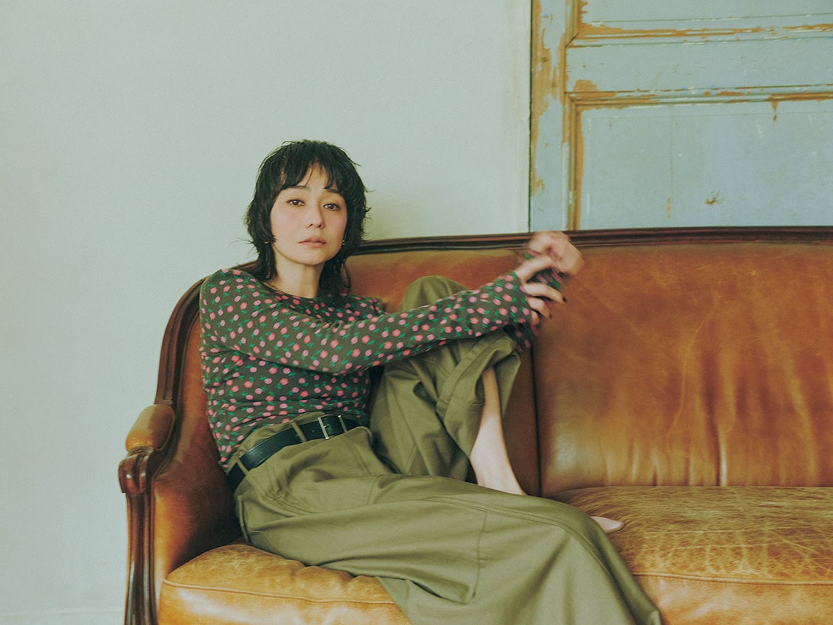 トップス¥24,200（ホリデイ／ホリデイ/フラッグシップサロン オフィス）、パンツ¥30,800（ハイク）、ピアス¥52,800、ネックレス¥104,500（共にエンド カスタム ジュエラーズ × ハイク／全てボウルズ）、ベルト¥14,080（オブラダ／CINCH）、パンプス¥16,500（ル タロン／ル タロン 有楽町マルイ店）