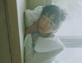 フリルシャツ¥42,900（ガニー／ガニー 渋谷パルコ）、メガネ¥66,110（ミュウミュウ／ルックスオティカジャパン カスタマーサービス）