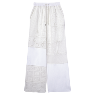 パターンの異なるレースをリズミカルに配したドロストパンツ。¥26,400（プランクプロジェクト／プランクプロジェクト 青山店）