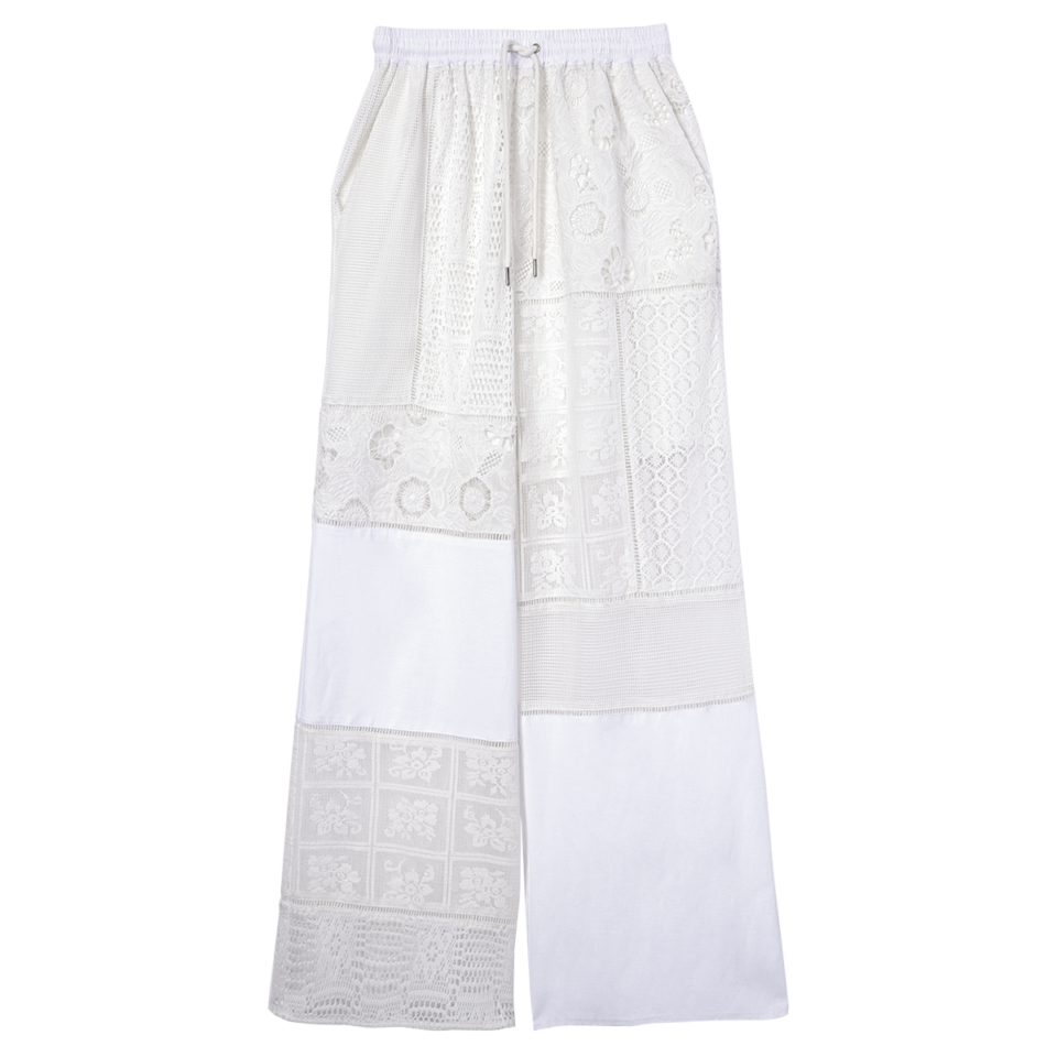 パターンの異なるレースをリズミカルに配したドロストパンツ。¥26,400（プランクプロジェクト／プランクプロジェクト 青山店）