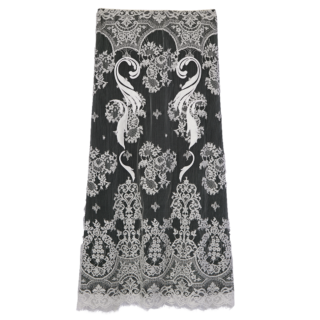 ガーリー路線とは一線を画す、センシュアルで繊細なレースが大人好み。¥75,900（フェティコ／ザ・ウォール ショールーム）