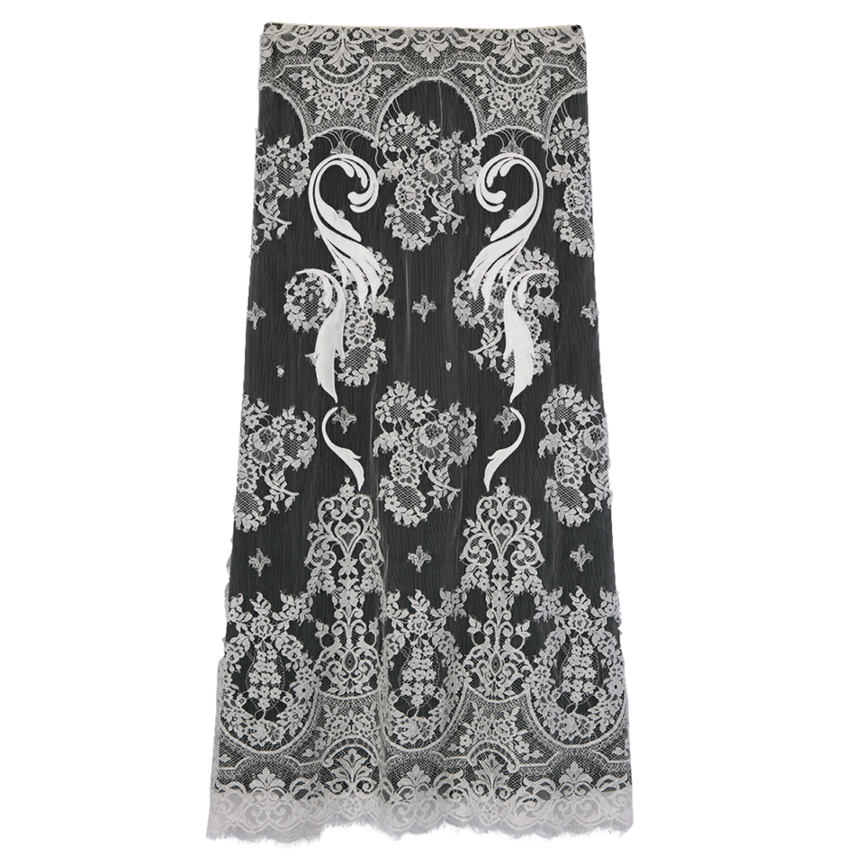 ガーリー路線とは一線を画す、センシュアルで繊細なレースが大人好み。¥75,900（フェティコ／ザ・ウォール ショールーム）