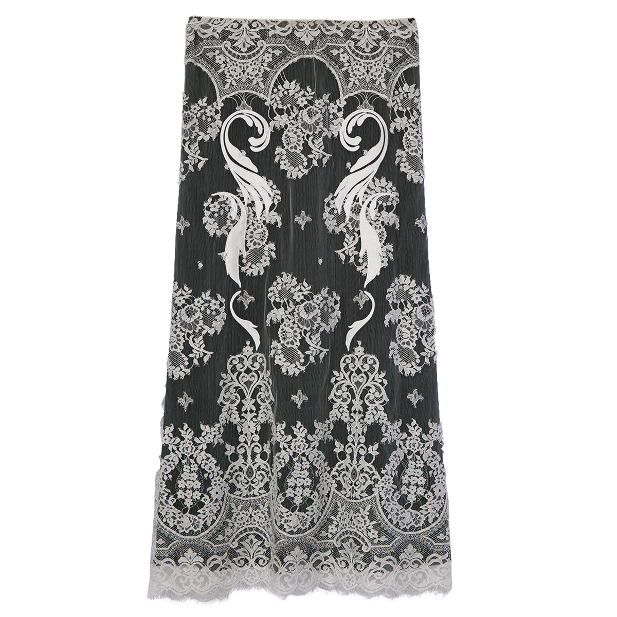 ガーリー路線とは一線を画す、センシュアルで繊細なレースが大人好み。¥75,900（フェティコ／ザ・ウォール ショールーム）