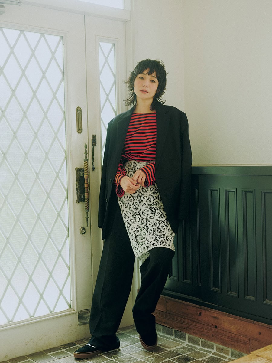 腰に巻いたレーススカーフ¥14,300（アダム エ ロペ）、ジャケット¥96,800、パンツ¥55,000（共にオーラリー）、Tシャツ¥12,980（ザ シンゾーン／シンゾーン 表参道本店）、ピアス¥299,200（トーカティブ／トーカティブ 表参道）、スニーカー¥8,800（Vans／VANS JAPAN カスタマーサポート）