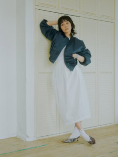 スカート※4月末発売予定¥27,500（ツル バイ マリコオイカワ）、ブルゾン¥47,300（ロク／ROKU 青山）、Tシャツ¥14,300※参考価格（スポーティー＆リッチ／ザ・ウォール ショールーム）、ネックレス¥242,000（ソフィー ブハイ／エスケーパーズ アナザーワールド）、時計¥8,800（カシオ クラシック／カシオ計算機 お客様相談室）、ソックス¥3,850（SEA／エスストア）、ミュール¥35,200（ペリーコ サニー／アマン）