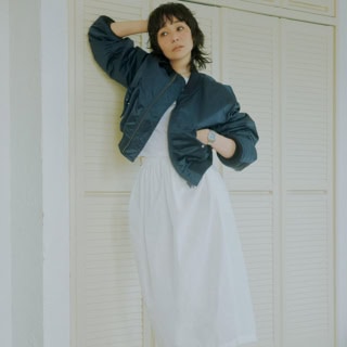 40代の体型にこそハマります！ トレンド【ひざ下丈スカート】は上半身をコンパクトにするのがコツ