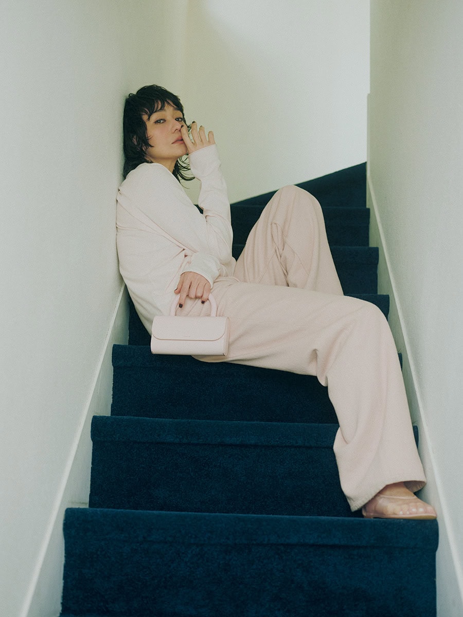 カットソー¥22,000、デニムパンツ¥55,000（共にオーラリー）、バッグ¥85,800（サルーチェ）、シューズ¥20,900（モリーニ／ジャック・オブ・オール・トレーズ プレスルーム）