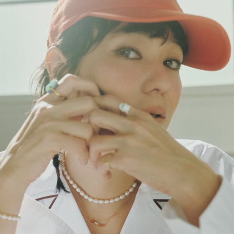 「キッチュなアクセ」に「キャップ」は相性抜群。【スポーツミックス】で即、おしゃれな人に!