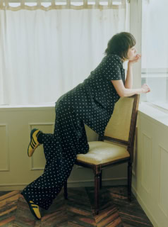 ジャケット¥59,400、パンツ¥39,600（共にルル・ウィルビー／アルアバイル）、スニーカー¥15,400、ソックス※3足セット¥2,530（共にアディダス／アディダスコールセンター）、ピアス¥53,900（アサミフジカワ／ショールーム セッション）