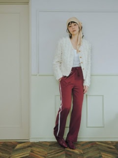 ジャケット¥37,400（プランクプロジェクト／プランクプロジェクト 青山店）、トップス※別注／2枚セット¥5,940（ヘインズ フォー ビオトープ／ビオトープ）、ラインパンツ¥28,600（RHC／RHC ロンハーマン）、頭に巻いたスカーフ¥4,400（スピード／ゴールドウイン カスタマーサービスセンター）、ブーツ¥192,500※参考価格（ネオス／ザ・ウォール ショールーム）