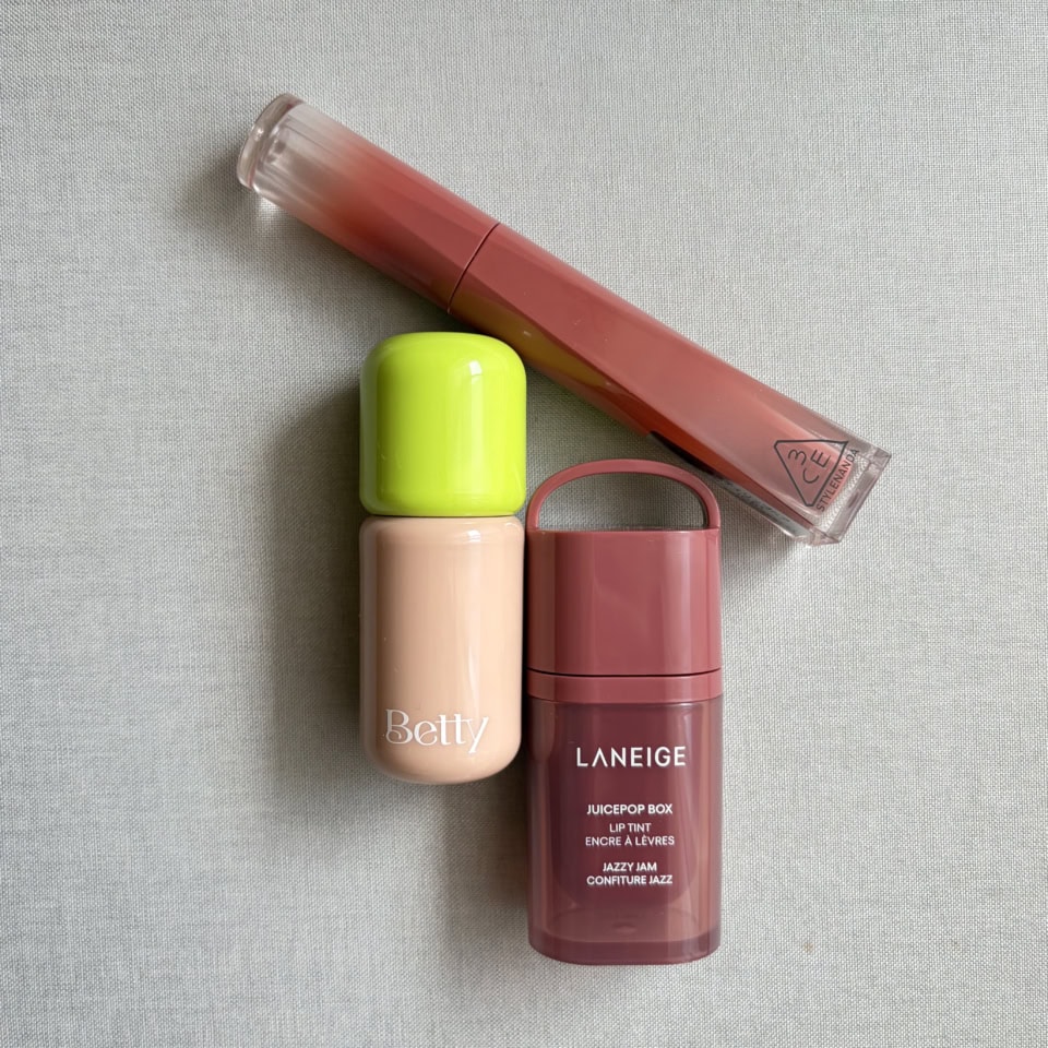 プチプラなのに手抜きに見えない。落ちにくくって潤う、大人に嬉しい【2,550円以下ツヤリップ】3選