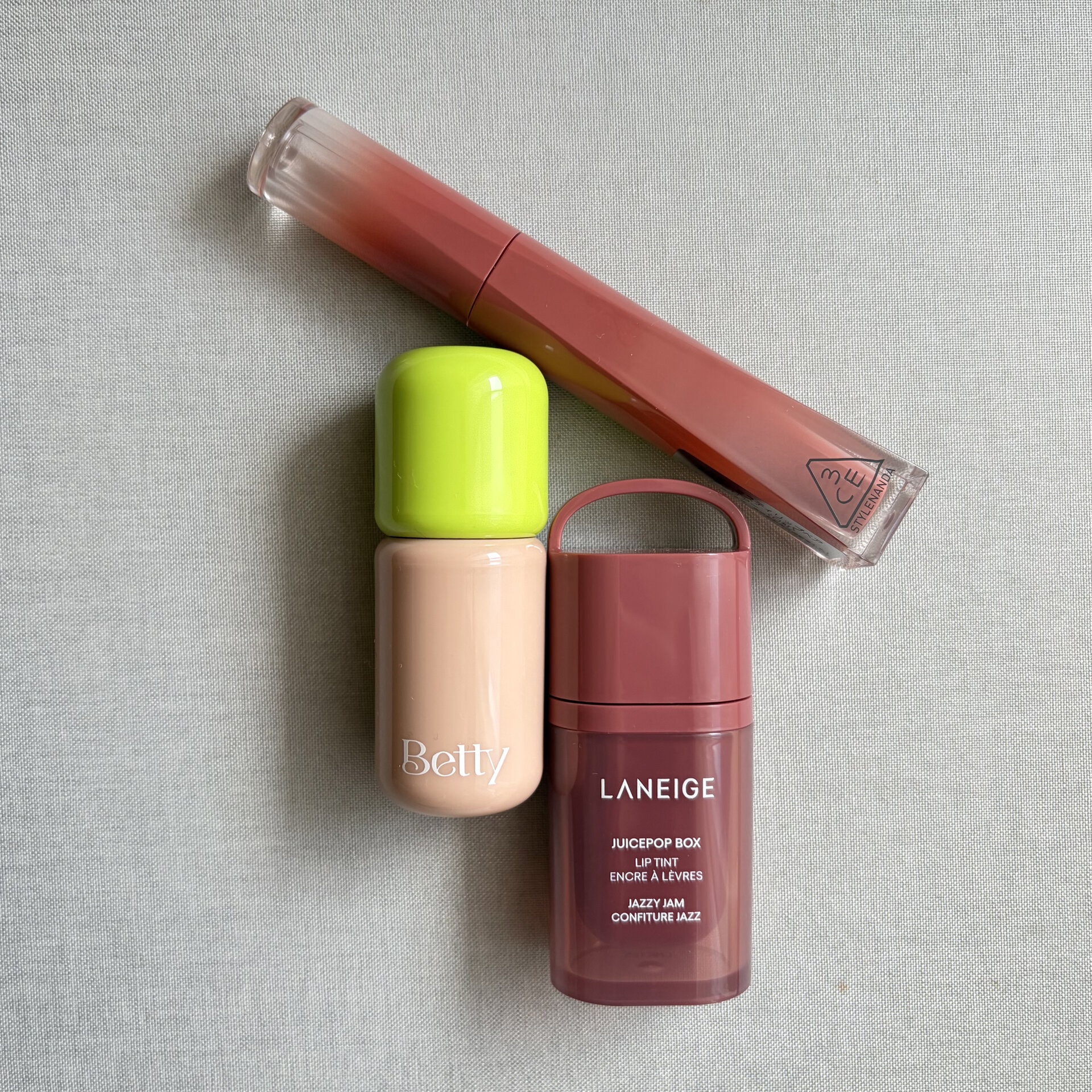 プチプラなのに手抜きに見えない。落ちにくくって潤う、大人に嬉しい【2,550円以下ツヤリップ】3選