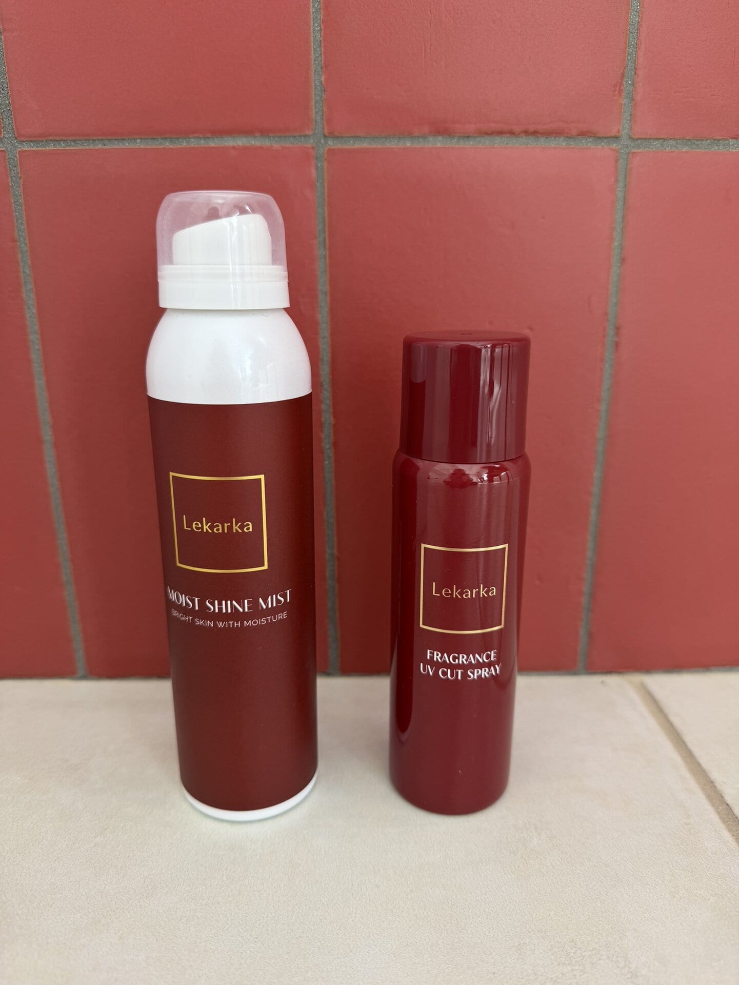 お財布を忘れた日もこれだけはバッグに入っていた、UVカットスプレーとブライトリーモイストシャインミスト。乾燥気味なスタッフを見かけると、撮影現場でもすかさずミストをプッシュ（笑）。