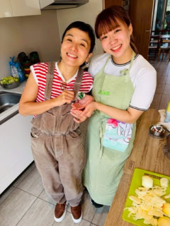 彼女は高校生の時にメールをくれ、【こども食堂レインボー】に関わってくれるようになったのですが、元々学童でスタッフをやっていたり、子どもの目線で子どもたちと接することができるスーパー大学生なんです。