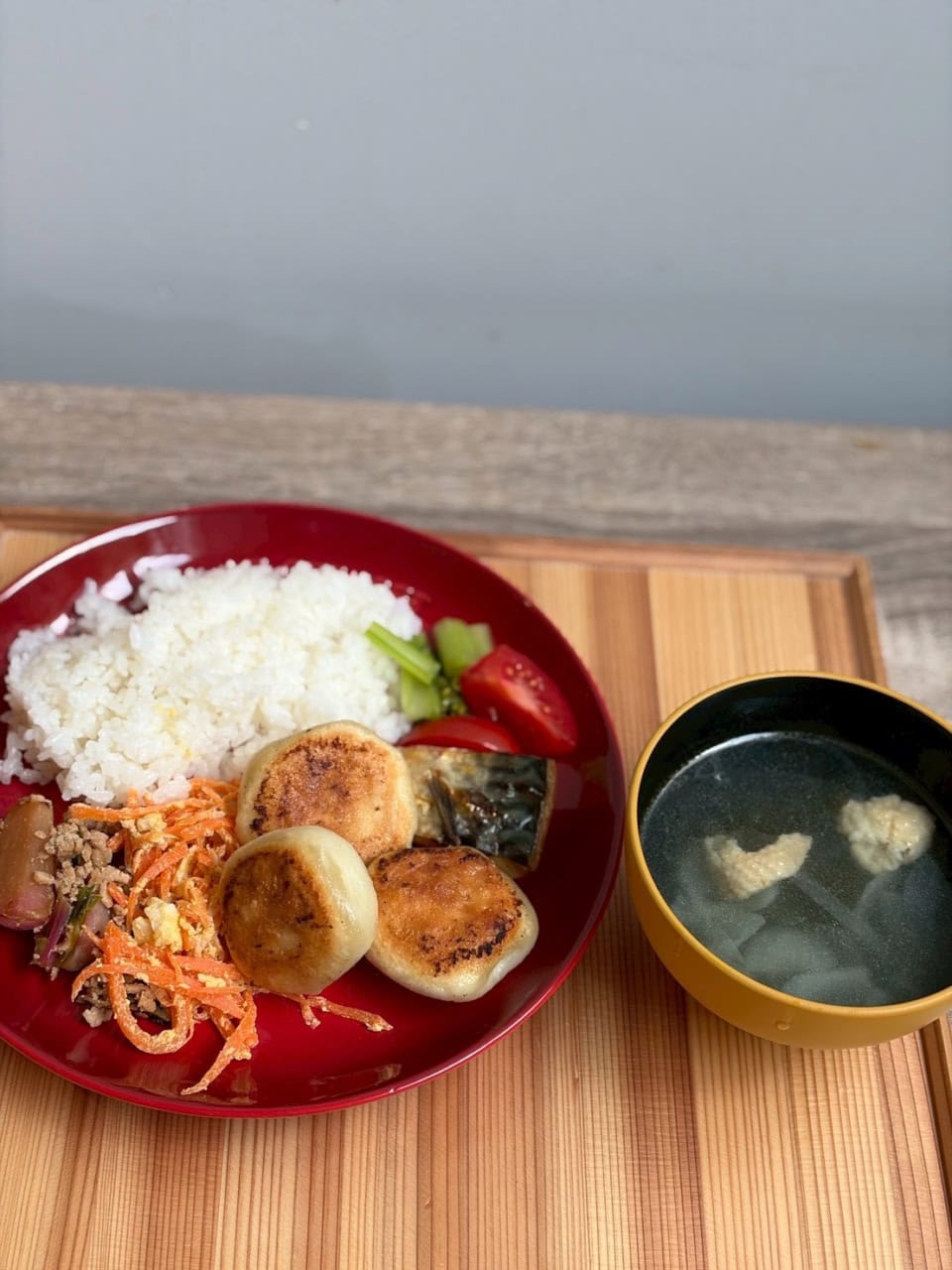 【餃包】ギョウパオの餃子と野菜のおかず、焼き魚もセットにして、【レインボー】流餃子定食完成です！