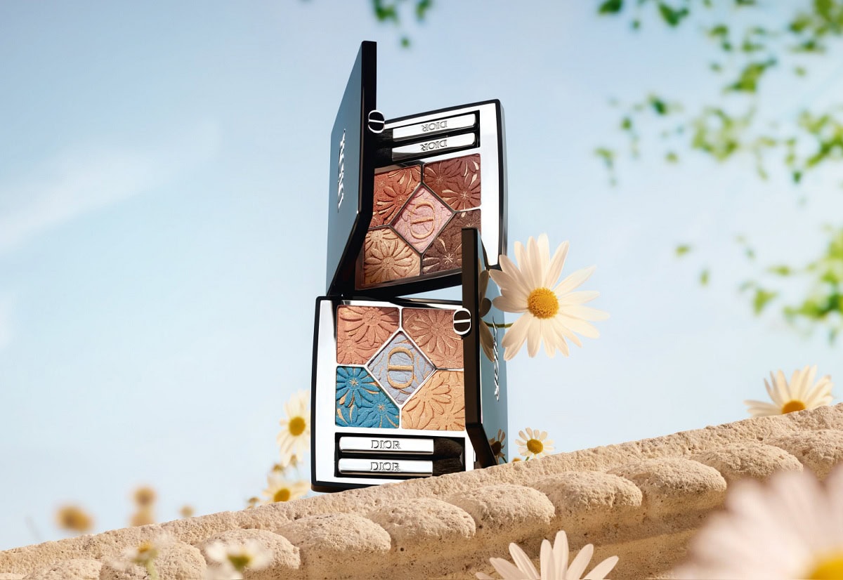 デイジーモチーフとロゴでもビジュアルもさることながら、使いやすく可愛いカラーが嬉しい。ディオールショウ サンク クルール 上から 670 サンセット ブロンズ、162 サマー アズール ￥10,010円（パルファン・クリスチャン・ディオール）※4月17日数量限定発売