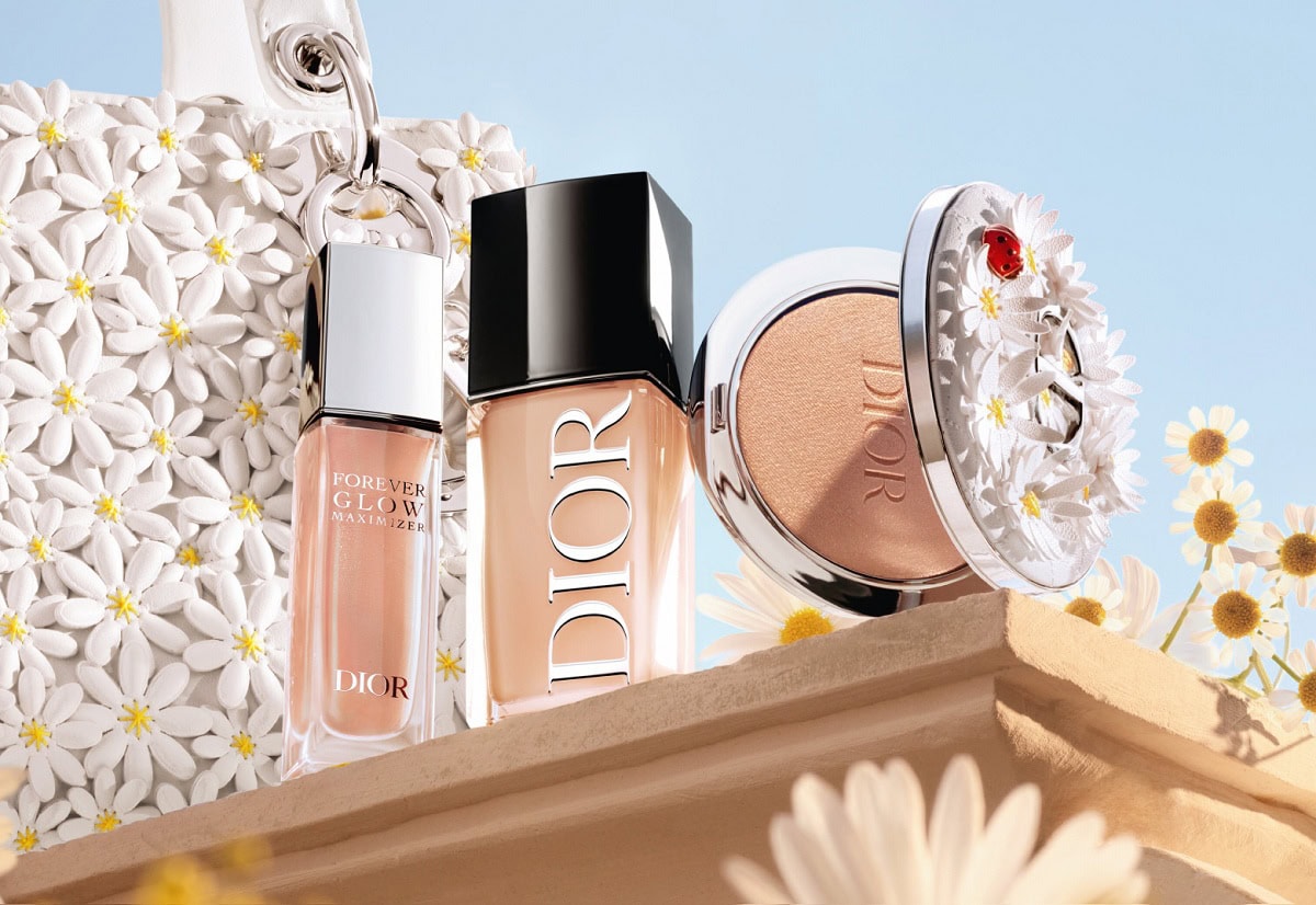 ベースから夏のディオール肌に！コンパクトも可愛すぎる！ディオールスキン フォーエヴァー グロウ ルミナイザー 003 サン-キスド ￥9,570、 ディオールスキン フォーエヴァー ヌード ブロンズ グロウ 032 ピンク ブロンズ￥9,570（公式オンライン数量限定）、ディオールスキン フォーエヴァー グロウ マキシマイザー 630 サンバースト￥ 6,270（パルファン・クリスチャン・ディオール）※4月17日数量限定発売