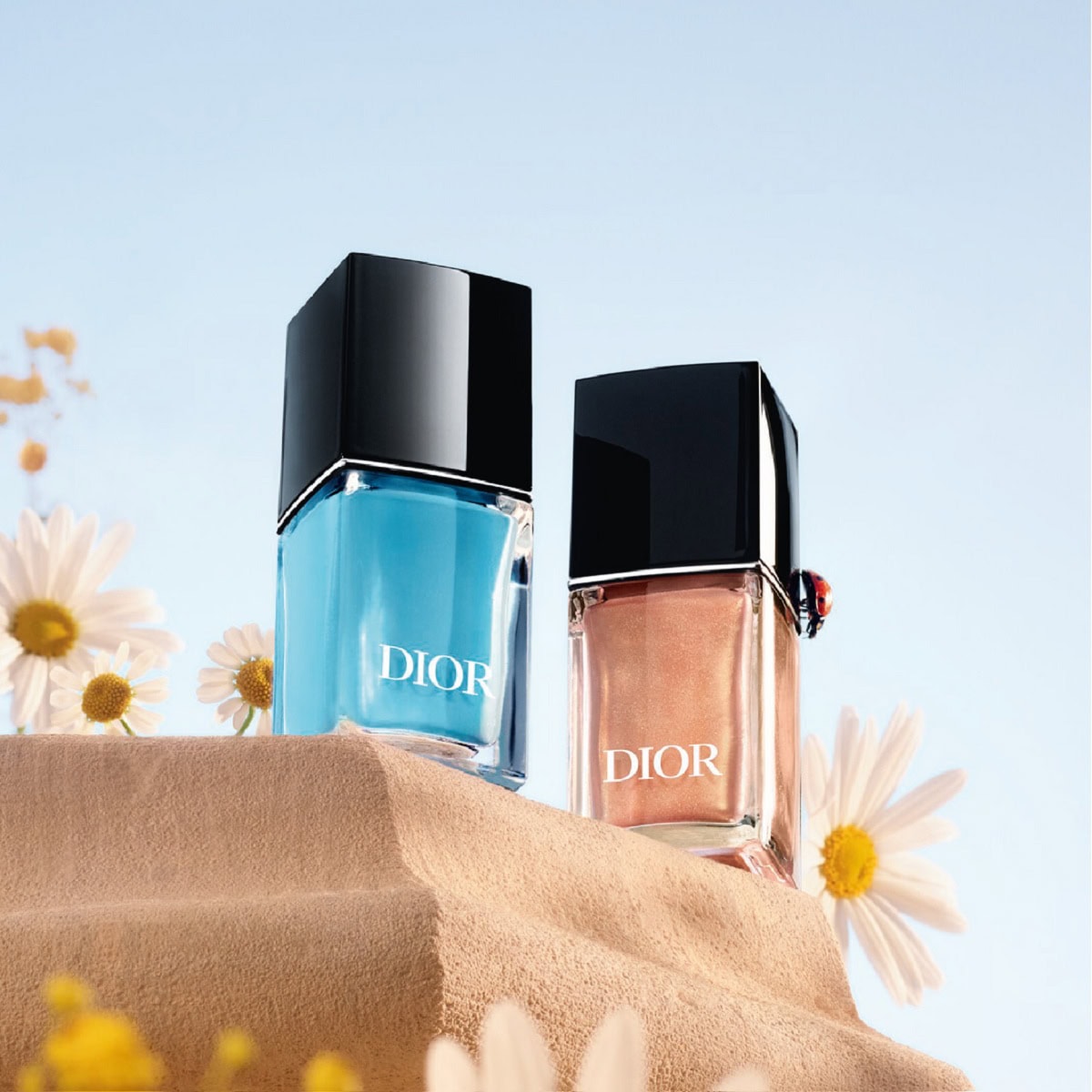 夏ネイルはこれで決まり！ディオール ヴェルニ 110 サンセット、582 アズール￥ 4,950（パルファン・クリスチャン・ディオール）※4月17日数量限定発売 　　　　　