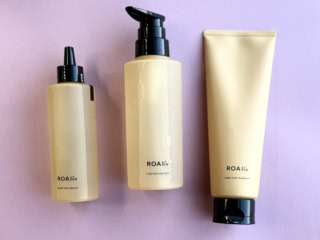 はちみつ成分でツヤ髪に!きめ細かい泡が心地いいしヴィジュアルもナイス。右からリペアロックトリートメント 220mL¥3,850、シルキーロックシャンプー300mL¥3,650、ブーストロックセラム200mL¥3,300(ロアリブ)※5月21日発売