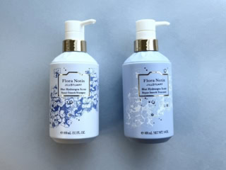 ふんわり軽い使用感は髪が細い人にいいかも。ボディジェルやフレグランスなど5品が限定登場に。右からブルーハイドレンジア リペアスムースシャンプー400mL¥3,300、ブルーハイドレンジア リペアスムーストリートメント400mL¥3,300(フローラノーティス ジルスチュアート)※5月15日限定発売