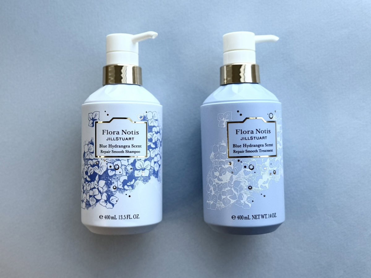 ふんわり軽い使用感は髪が細い人にいいかも。ボディジェルやフレグランスなど5品が限定登場に。右からブルーハイドレンジア リペアスムースシャンプー400mL￥3,300、ブルーハイドレンジア リペアスムーストリートメント400mL￥3,300（フローラノーティス ジルスチュアート）※5月15日限定発売